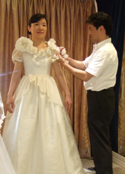 ひろ子さんの博多織ウェディングドレスは花のドレスです Mode Miwa