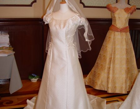 なぜ？博多織でドレスなのか・・・・。