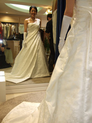 ビーナスのドレス・・・恵美さんの博多織りウェディングドレスです！