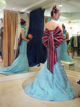 可憐な白のウェディングドレス＆スレンダーな大人のドレス