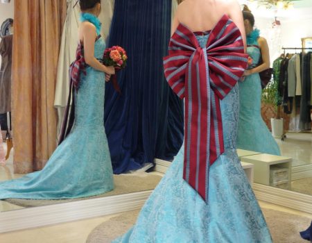 可憐な白のウェディングドレス＆スレンダーな大人のドレス