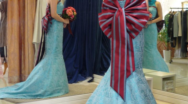 可憐な白のウェディングドレス＆スレンダーな大人のドレス