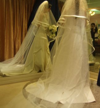 海外へ嫁ぐ・・・博多織りのウェディングドレスで！