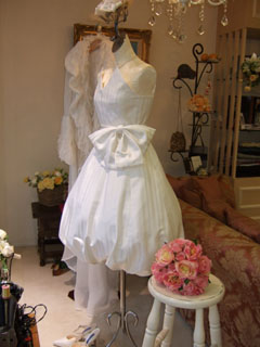 豪華なウェディングドレスに興味が無いかたに！　