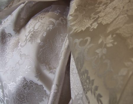 天然光ほど輝く絹の織物