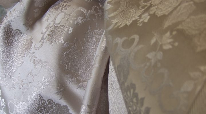 天然光ほど輝く絹の織物