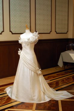 思い出のゼクシーの博多織ウェディングドレス