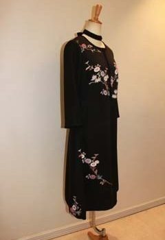 絵羽織のワンピース…チョーカーも