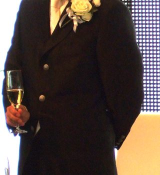 タキシードも博多織！ドレスとお揃いのネクタイで…。