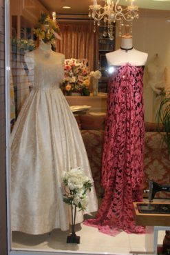 ローズレッドのレース＆白無垢のウェディングドレス