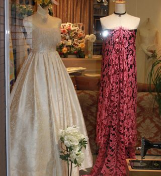 ローズレッドのレース＆白無垢のウェディングドレス