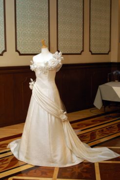 博多織コサージュ…薔薇…。