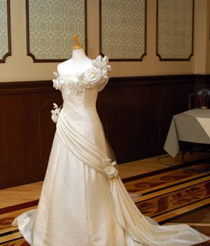 博多織コサージュ…薔薇…。