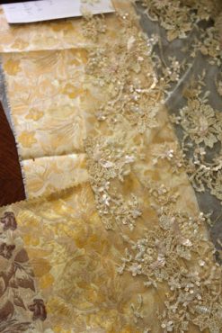 金色の絹のドレス