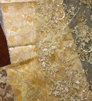 金色の絹のドレス