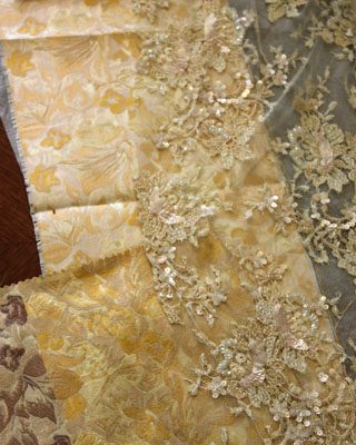 金色の絹のドレス