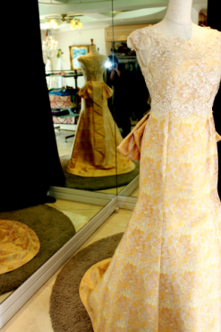 金色のドレスと和薔薇と生演奏