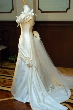 実物を見て・・・感動！の博多織ウェディングドレス