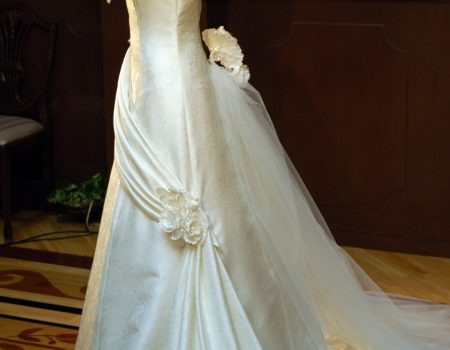 実物を見て・・・感動！の博多織ウェディングドレス