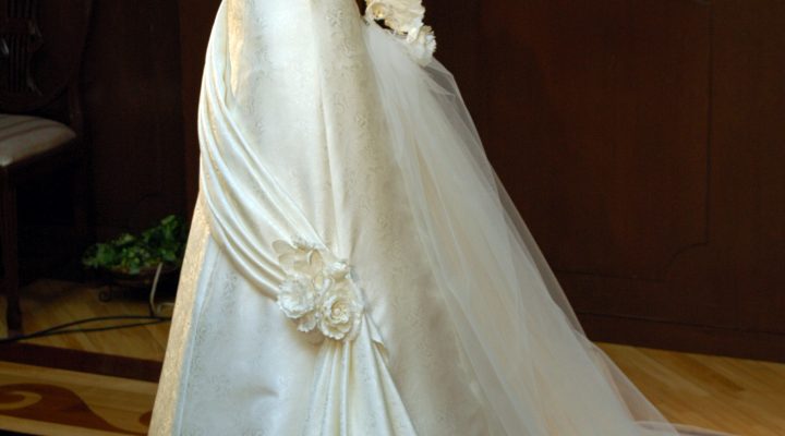 実物を見て・・・感動!の博多織ウェディングドレス