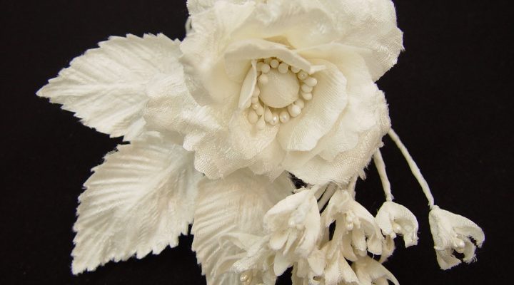 織江さんのウェディングの博多織りのコサージュができました！