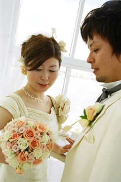 グァムでラブラブ・・・・博多織ウェディングドレスは～とってもゴージャス！！