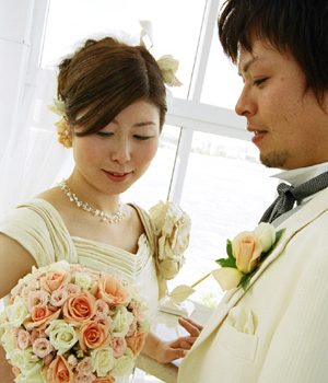 グァムでラブラブ・・・・博多織ウェディングドレスは～とってもゴージャス！！