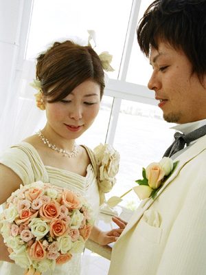 グァムでラブラブ・・・・博多織ウェディングドレスは～とってもゴージャス！！