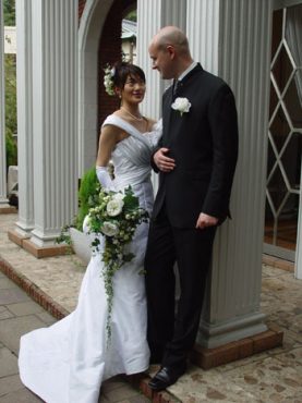 レストランウェディングには、スレンダーラインの博多織ウェディングドレスで！