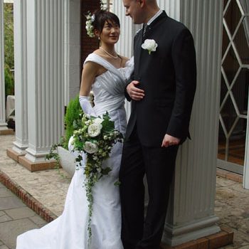 レストランウェディングには、スレンダーラインの博多織ウェディングドレスで！