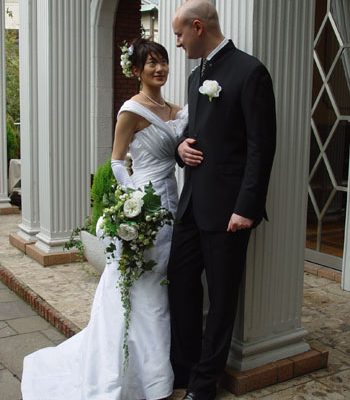 レストランウェディングには、スレンダーラインの博多織ウェディングドレスで！