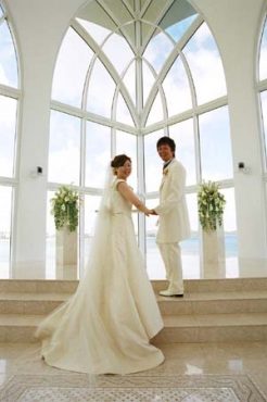常夏のグァムでのウェディング！！　博多織のウェディングドレスは輝いて！！