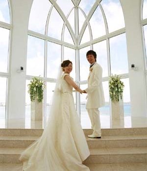 常夏のグァムでのウェディング!! 博多織のウェディングドレスは輝いて!!