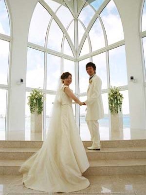 常夏のグァムでのウェディング！！　博多織のウェディングドレスは輝いて！！