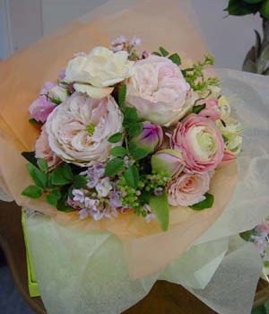 ウェディングドレスのブーケは、アートもあればフィレッシュもあり・・・・どれも素敵です！