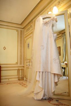 感動です！！パリでの「あきこさん」のお写真が届きました！！まずは・・・挙式前ホテルリッツから・・。