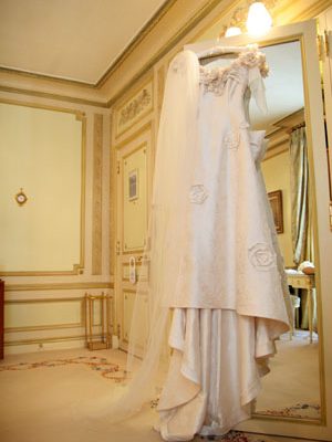 感動です！！パリでの「あきこさん」のお写真が届きました！！まずは・・・挙式前ホテルリッツから・・。