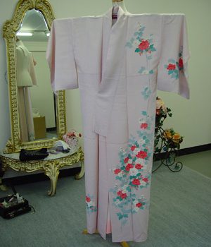 初めてお母様に買ってもらった訪問着・・・・カクテルドレスに変えましょうd（＾－＾）!