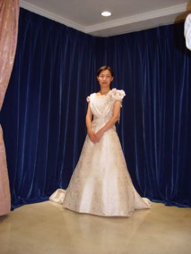 宏子さんの博多織ウェディングドレス・・・最終仮縫いが終わりました(^-^)b