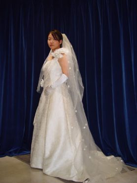 明日天気にな～れ！！織江さんの博多織ウェディングドレス完成です！