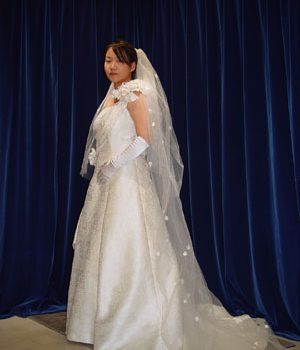 明日天気にな～れ！！織江さんの博多織ウェディングドレス完成です！