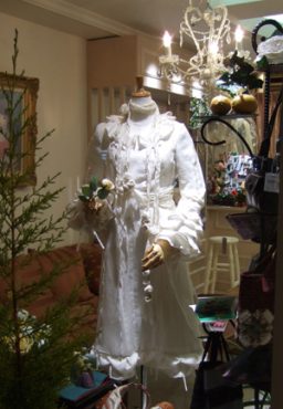 博多織　草木染カクテルドレス！　ショウーウィンドウに映えてます☆彡　