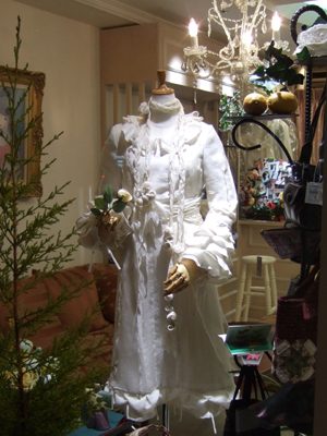 博多織　草木染カクテルドレス！　ショウーウィンドウに映えてます☆彡　