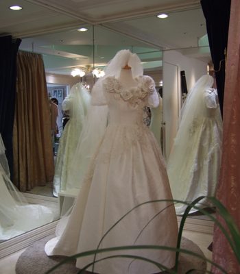 梅雨明けの晴天・・・・ひろ子さんの結婚式は「花・花・花の博多織ウェディングドレス」