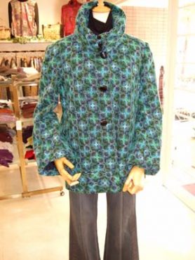 オール刺繍の素敵なハーフコート！