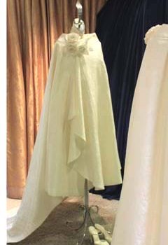 気品の博多織りブライダルケープ