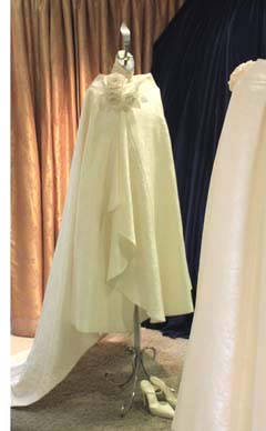 気品の博多織りブライダルケープ