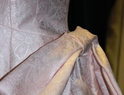 ピンクの桜の博多織ドレス