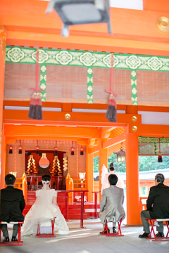 神社挙式で博多織ウェディングドレス