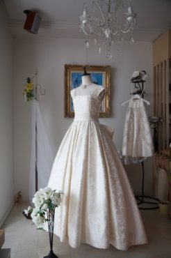 小さい頃からの夢のドレス？・・・・ママ！見て～（＾＾）